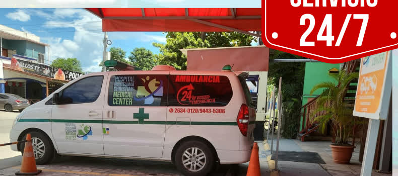 Ambulancia del hospital frente a la entrada de urgencias, lista para atender 24/7