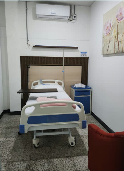 Habitación de hospitalización privada con cama clínica y aire acondicionado