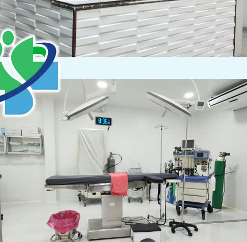Sala de operaciones del hospital, equipada con luz quirúrgica y mesa de cirugía