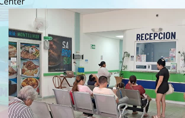 Recepción del hospital con pacientes en la sala de espera