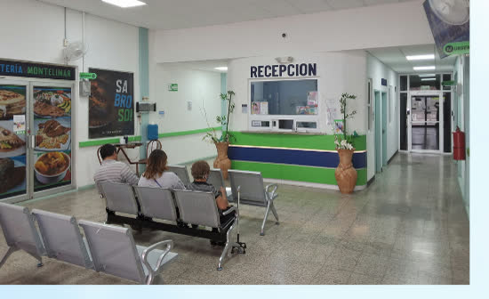 Recepción del hospital, con asientos para pacientes y atención al público